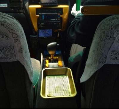 名古屋の金色のタクシー